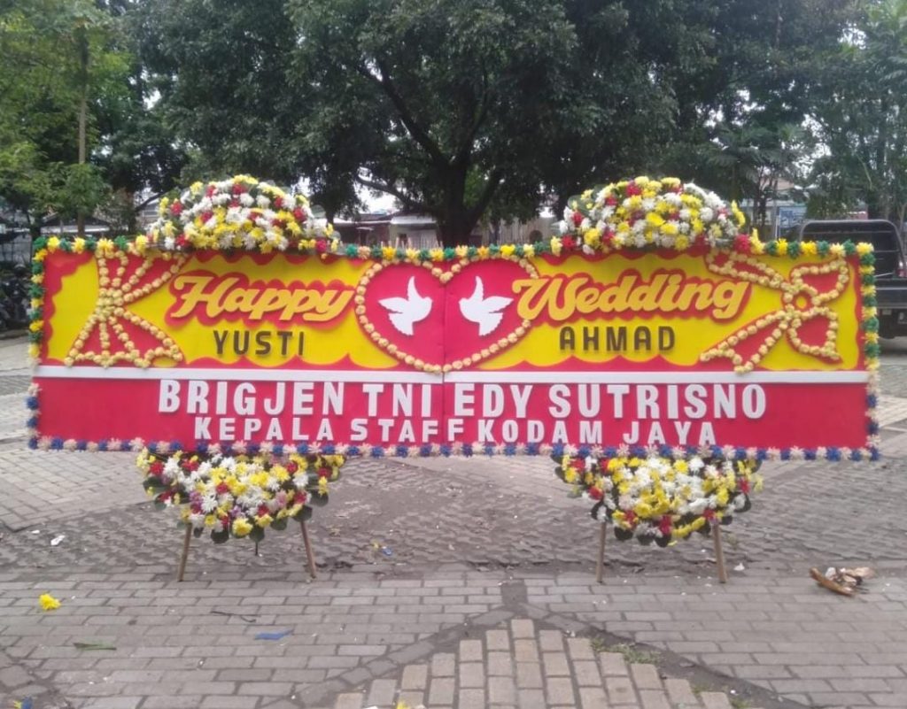 Bunga terkadang memang kerapkali dapat dan sangat bisa untuk dikatakan sebagai wakil ungkapan dari luapan perasaan. Jadi ketika kata kata tidak bisa anda ucapkan, maka cukup katakanlah dengan bunga atau karangan bunga dari kami. Percayakan pesanan bunga anda kepada agar bunga yang anda kirim tidak salah makna dan pastinya akan memberikan kesan yang tepat disertai rangkaian bunga yang indah. Kami, Nelly Florist Bandung atau Toko Bunga Bandung selalu memperhatikan kualitas dan kepuasan konsumen
