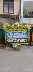 Kalau mau pesan buket bunga rustic vintage yang kekinian untuk acara wedding atau pertunangan, florist yang satu ini bisa jadi referensi Anda. Selain itu tersedia juga buket tangan biasa, bunga meja, bunga papan, standing flowers, dan jasa hias mobil pengantin dengan bunga segar.