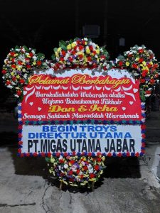 Jika ingin karangan bunga kekinian yang tidak biasa, Anda juga bisa pilih rangkaian dengan tambahan pernak-pernik seperti boneka, buah, atau coklat. Hubungi admin untuk mendapatkan informasi detail tentang fasilitas