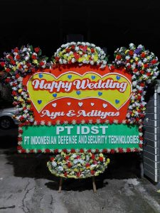 Anda juga bisa pilih jenis bunga yang akan digunakan dalam rangkaian, seperti carnation, anggrek, mawar, tulip, lily, dan bunga-bunga impor lainnya. Kalau pesan bunga di bulan februari untuk merayakan hari Valentine, Anda akan mendapatkan special offer.