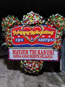 Florist spesialis pesanan buket bunga ini juga menyediakan berbagai keperluan hadiah unik seperti buket boneka, buket snack, dan buket balon. Hasil rangkaian bunganya dijamin bagus dengan harga terjangkau baik untuk buket pengantin, lamaran, wisuda, ulang tahun dll.