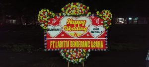 Selain itu, toko bunga ini menawarkan berbagai macam desain bunga yang indah dan kreatif. Dari karangan bunga tradisional hingga rangkaian modern yang elegan, mereka memiliki beragam pilihan yang bisa disesuaikan dengan selera dan keinginan pelanggan.